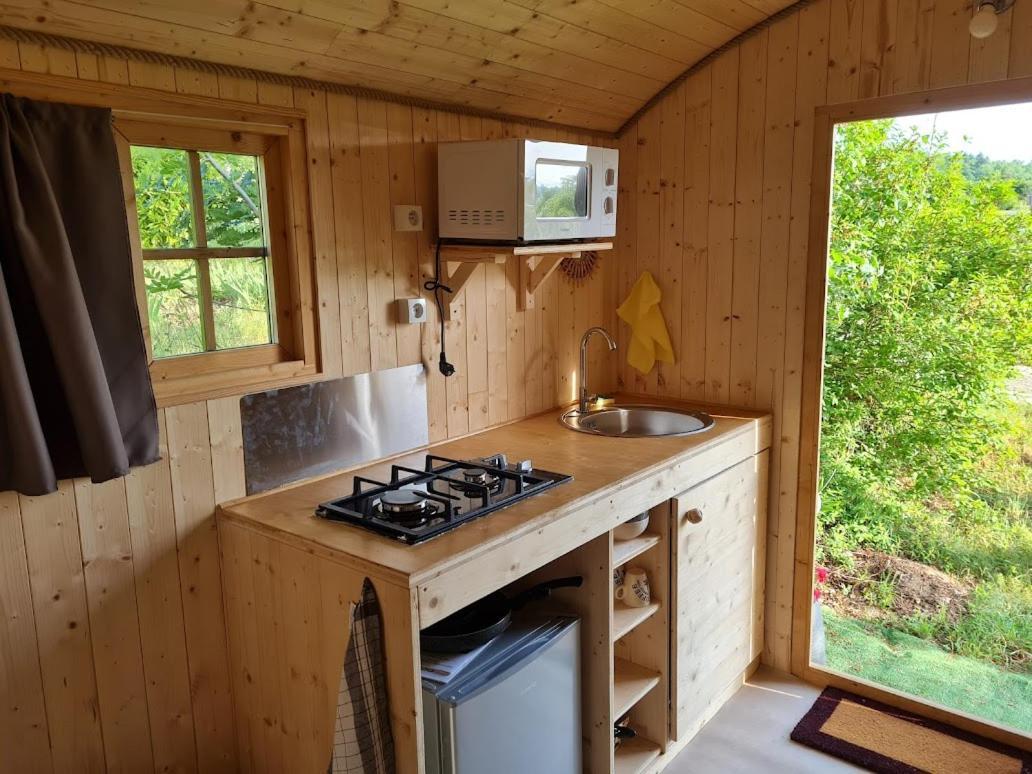 Les Roulottes Du Pilat Otel Maclas Dış mekan fotoğraf